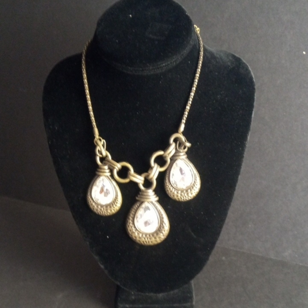 Elegant Silver Teardrop Necklace.. 4 Items